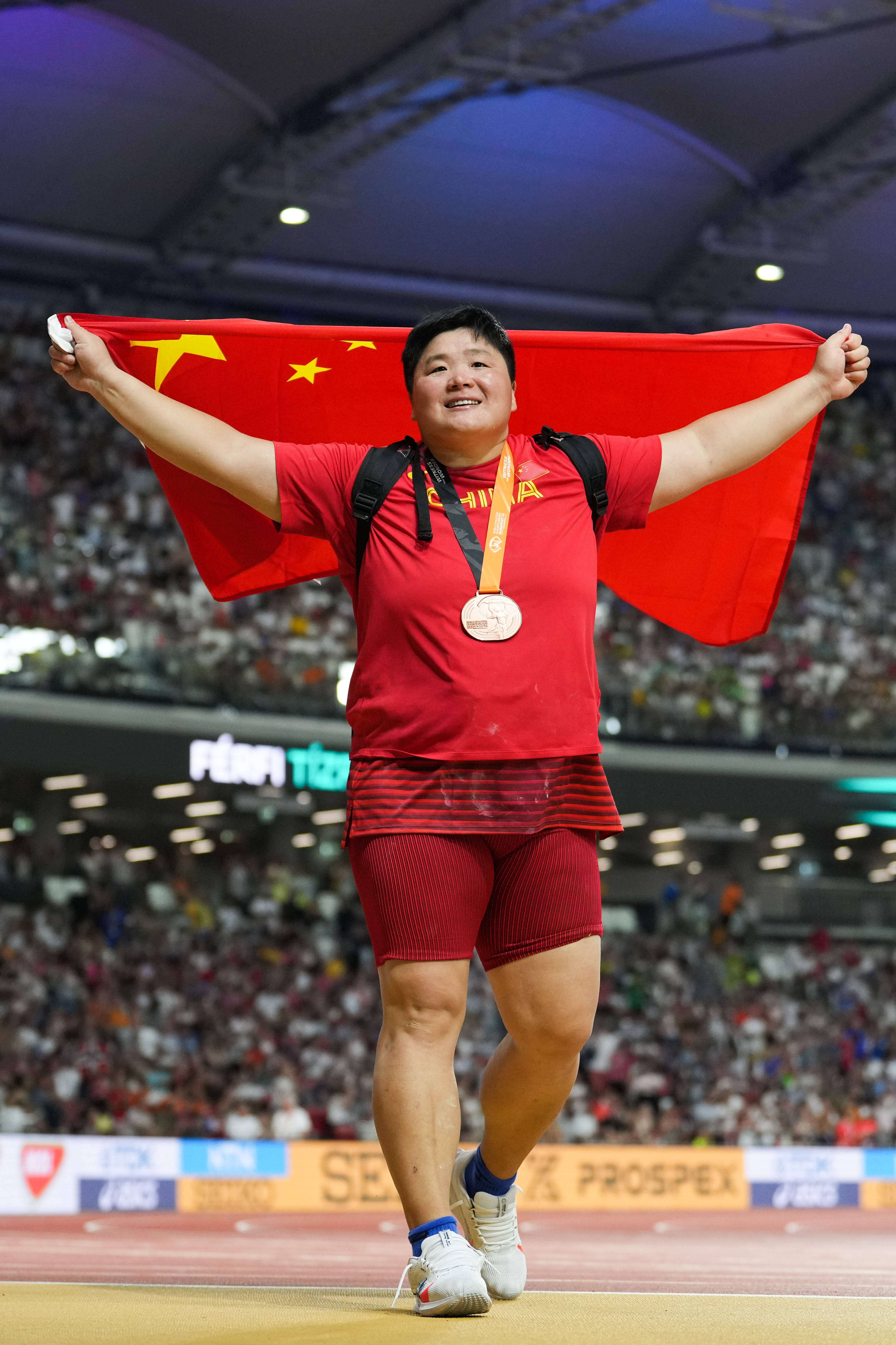 关于俄罗斯体操选手露出微笑，登上铜牌领奖台的信息