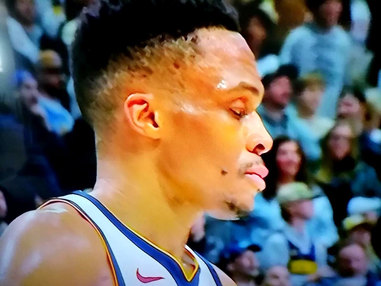 森林狼队逆转胜掘金队，继续保持不败