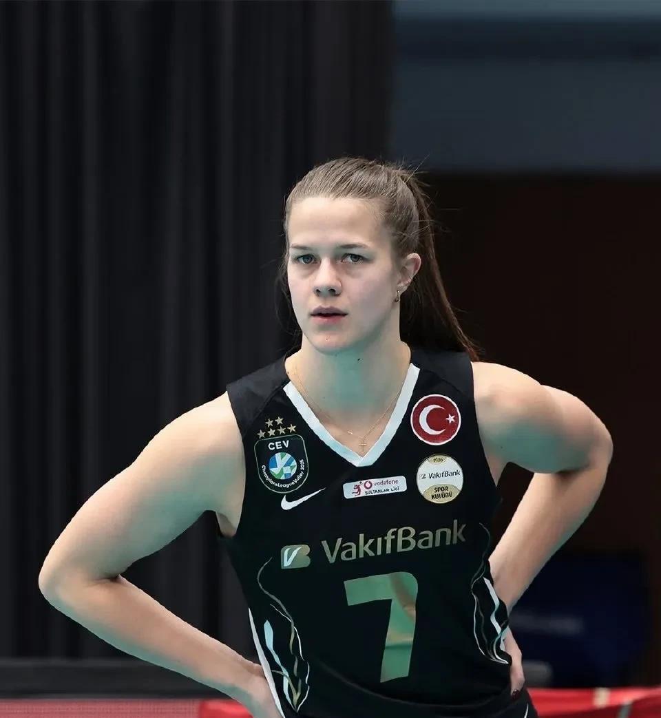 土尔其足球队奋勇拼搏成功晋级八强