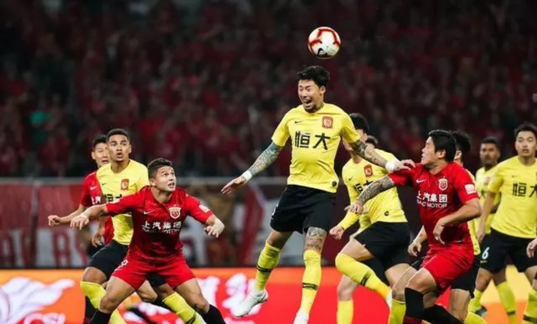 广州恒大主场大胜山东鲁能,稳居榜首 广州恒大主场大胜山东鲁能,稳居榜首