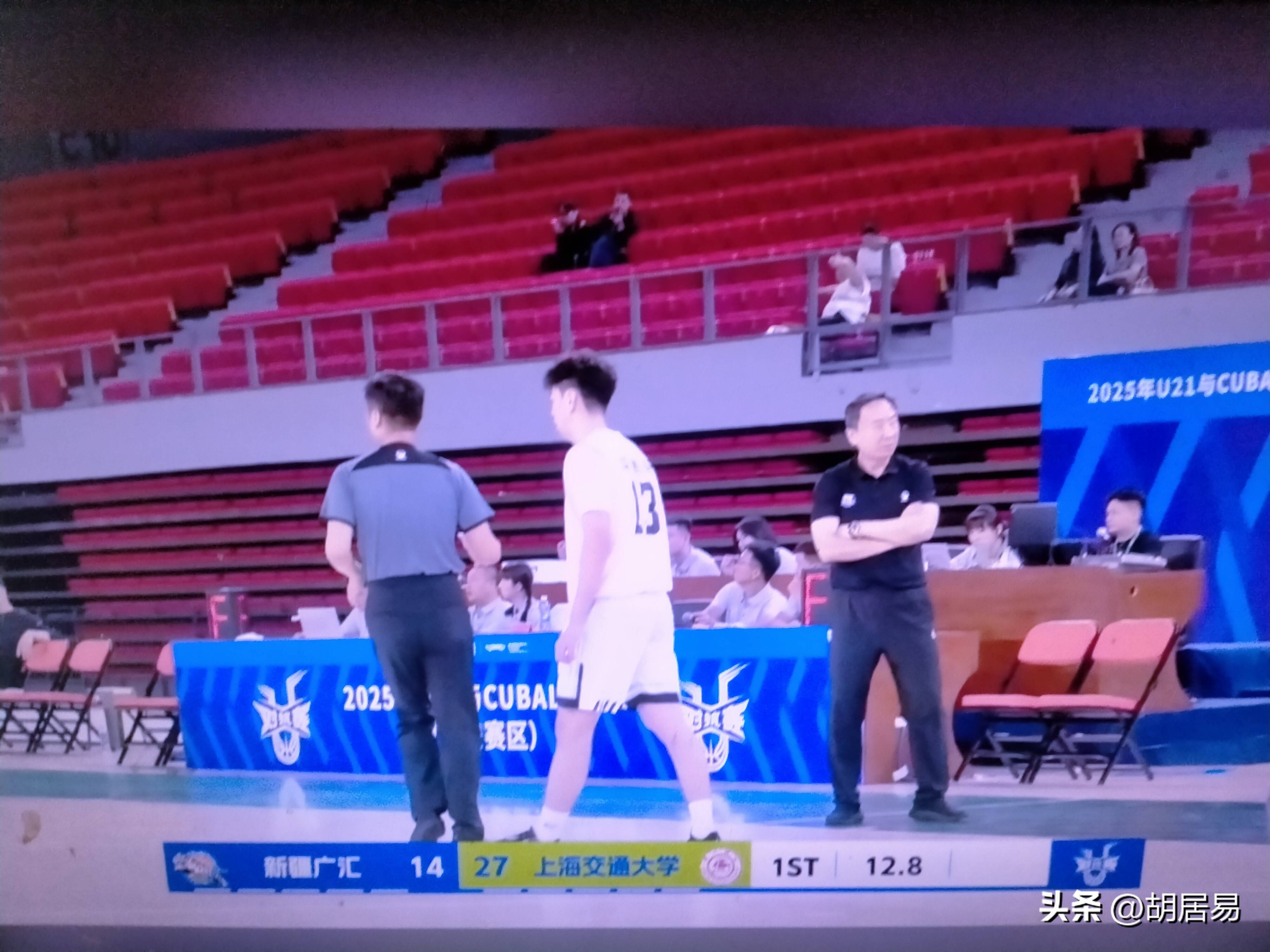 新疆男篮在比赛中披荆斩棘成功战胜对手