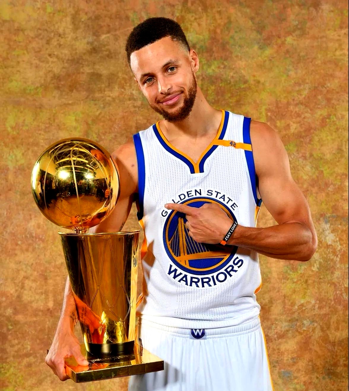 勇士队再次获胜,成为球场上的明星 勇士队再次获胜,成为球场上的明星