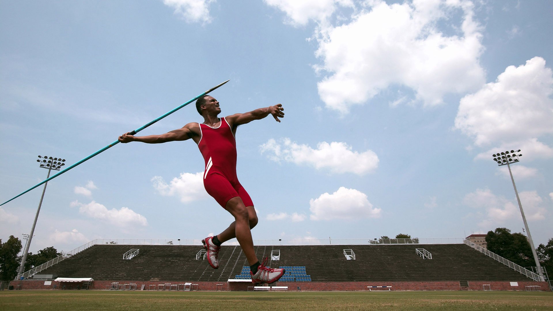 从达拉斯到深圳，篮球决胜时刻的东方与西方